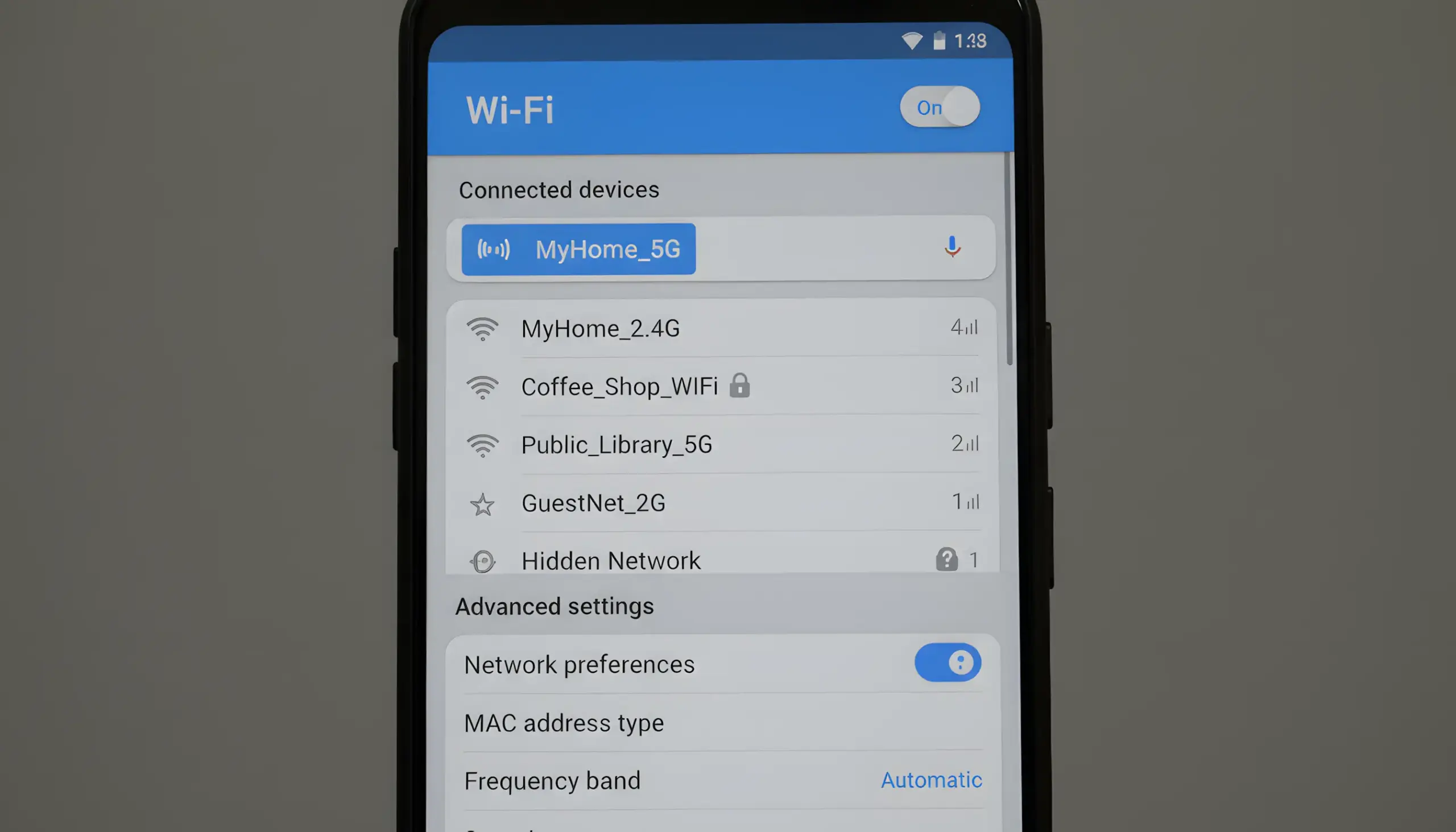 Pantalla de ajustes WiFi de Android mostrando redes disponibles y opciones de configuración avanzada