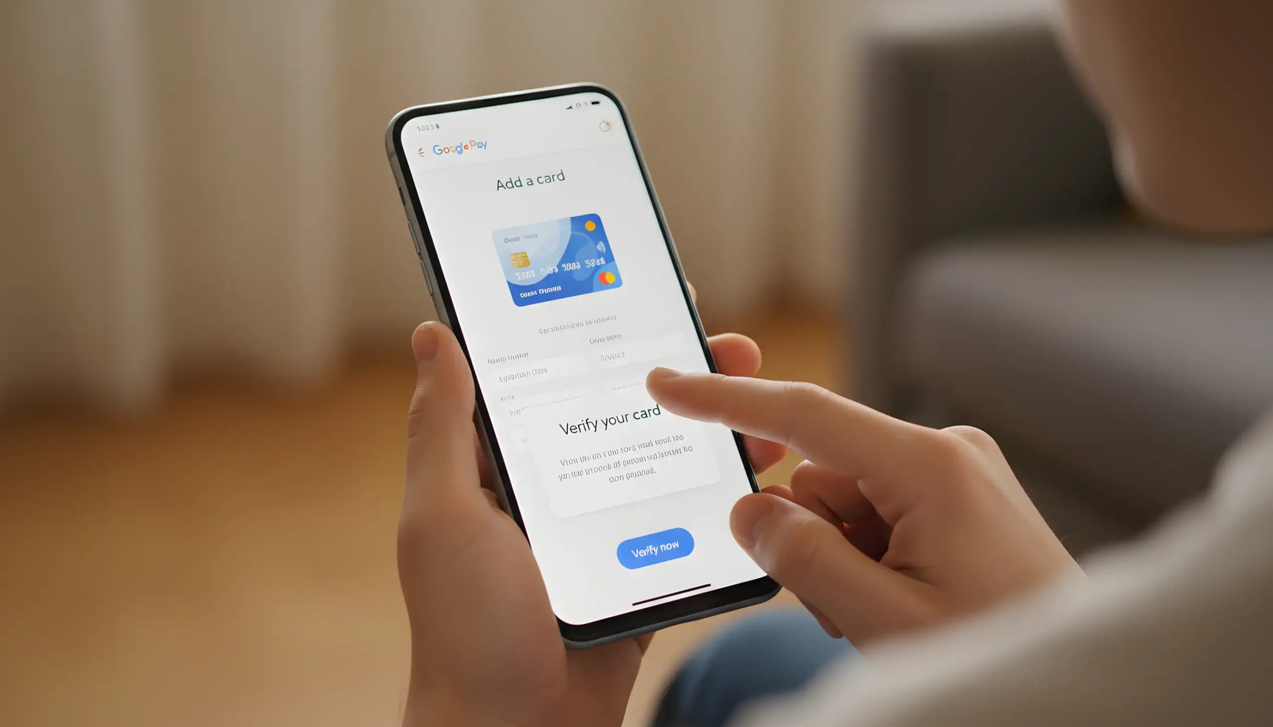 Manos configurando Google Pay en smartphone Android paso a paso